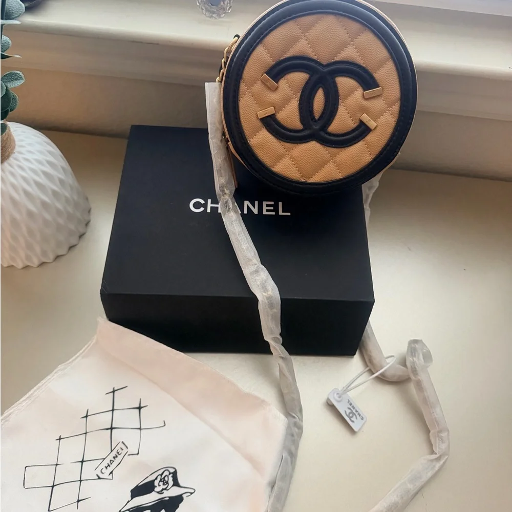 New with tag & box Beige/black Quilted round Crossbody Bag - Picture 4 of 9